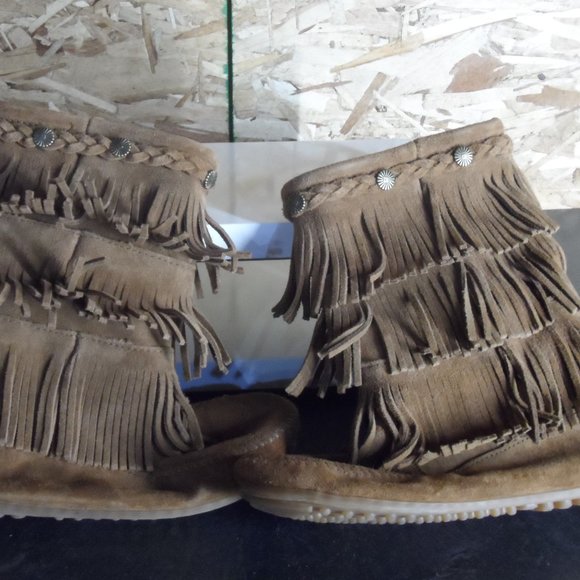 Three Layered Tiers of Fringe Minnetonka Boots - Size 4 - Picture 2 of 7